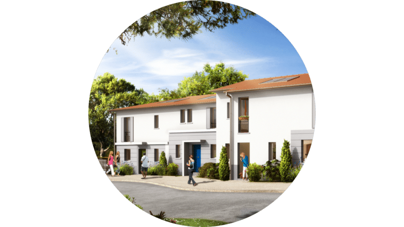 Cette image montre un complexe résidentiel moderne composé de plusieurs appartements. Les bâtiments sont de couleur claire avec des toits en tuiles rouges. Chaque appartement dispose de grands balcons où les résidents peuvent se détendre. La scène est animée avec des personnes discutant sur les balcons, une famille se relaxant sous un parasol dans le jardin et d'autres résidents marchant ou discutant à l'extérieur. Les espaces verts sont bien entretenus, avec des arbres et des arbustes qui ajoutent une touche de nature à l'ensemble.